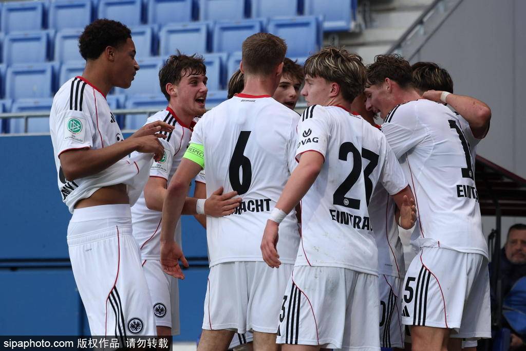 巴萨向法兰克福索赔诺坎普损坏费用：球迷行为再掀风波