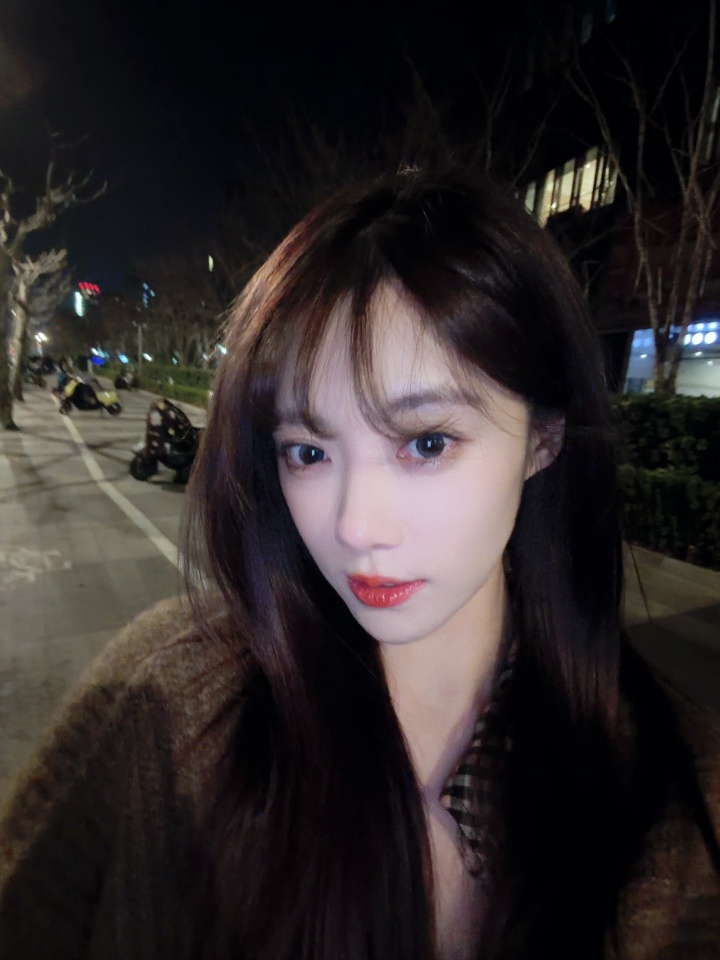 小钰分手风波后首次更新日常照片：魅力拉满，出门聚餐~